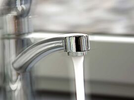 Wasserhahn aus dem Wasser läuft