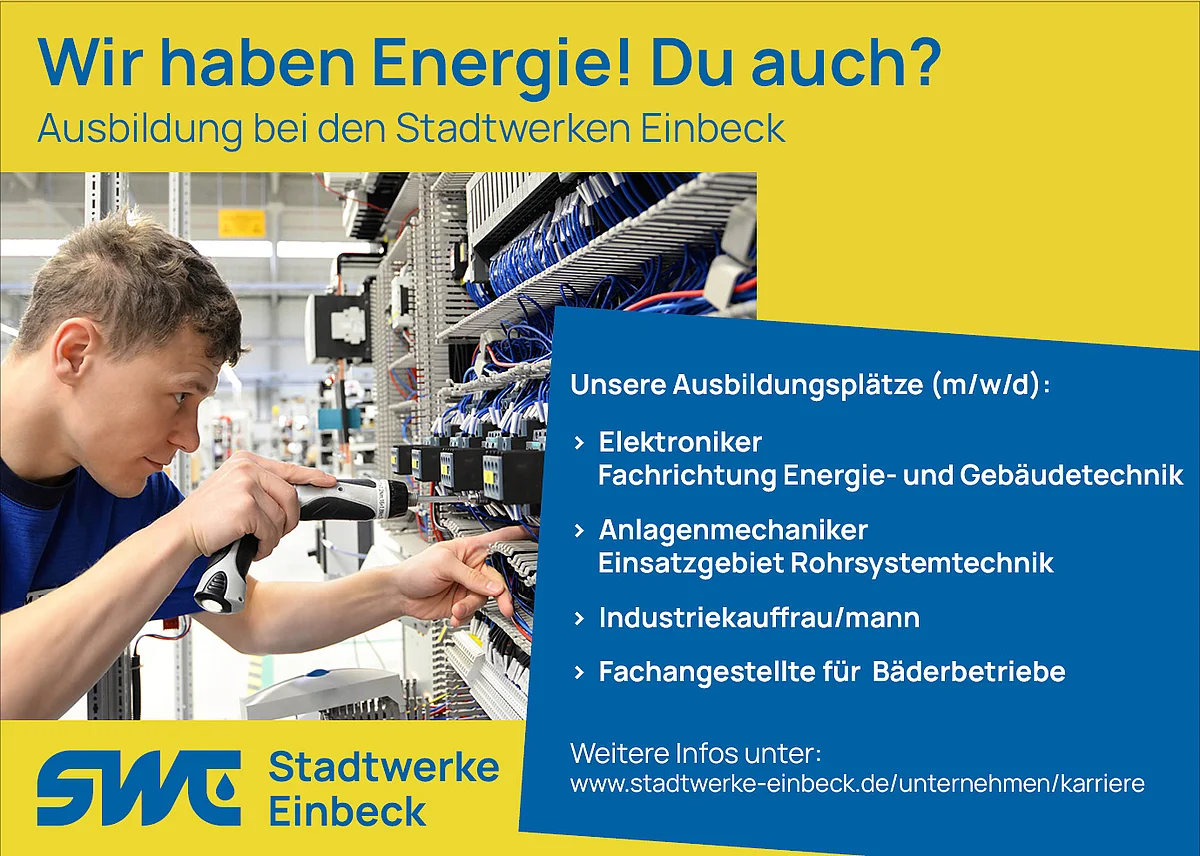 Ausbildungsanzeige mit allen Ausbildungsberufen 2026. Wir haben Energie! Du auch? Ein junger Mann arbeitet an einem Schaltschrank, daneben ist ein Feld wo alle Ausbildungsberufe der Stadtwerke Einbeck aufgeführt sind.