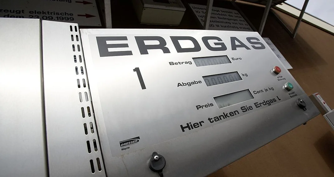 Erdgas-Tankstelle mit digitalem Display, das Betrag, Abgabe und Preis anzeigt.