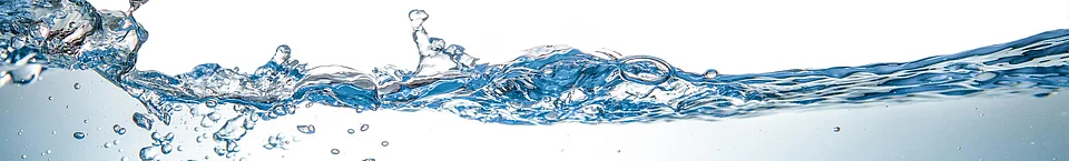 Wasseroberfläche mit Luftblasen und Wellenbewegung