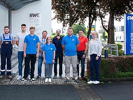 Foto von den vier neuen Auszubildenden, den Gesellen und den Ausbildern vor dem Eingang der Stadtwerke Einbeck GmbH